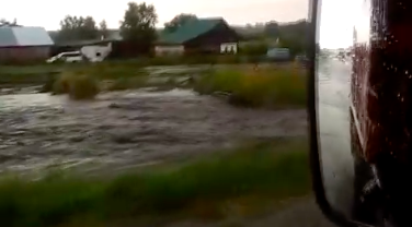 Фото Вода с полей затопила сельскую дорогу в Новосибирской области 3